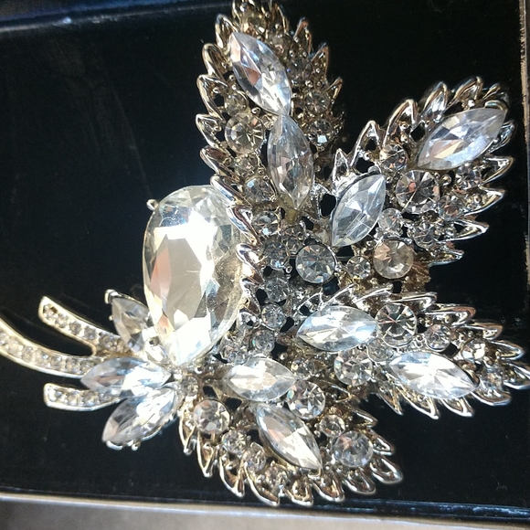 BJ AMAZING SPARKLING Crystal Brooch Pin for the Holidays